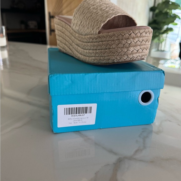 Platform Wedge Slip-On Raffia Sandals. Size 8. Never Been Worn. - Picture 3 of 5